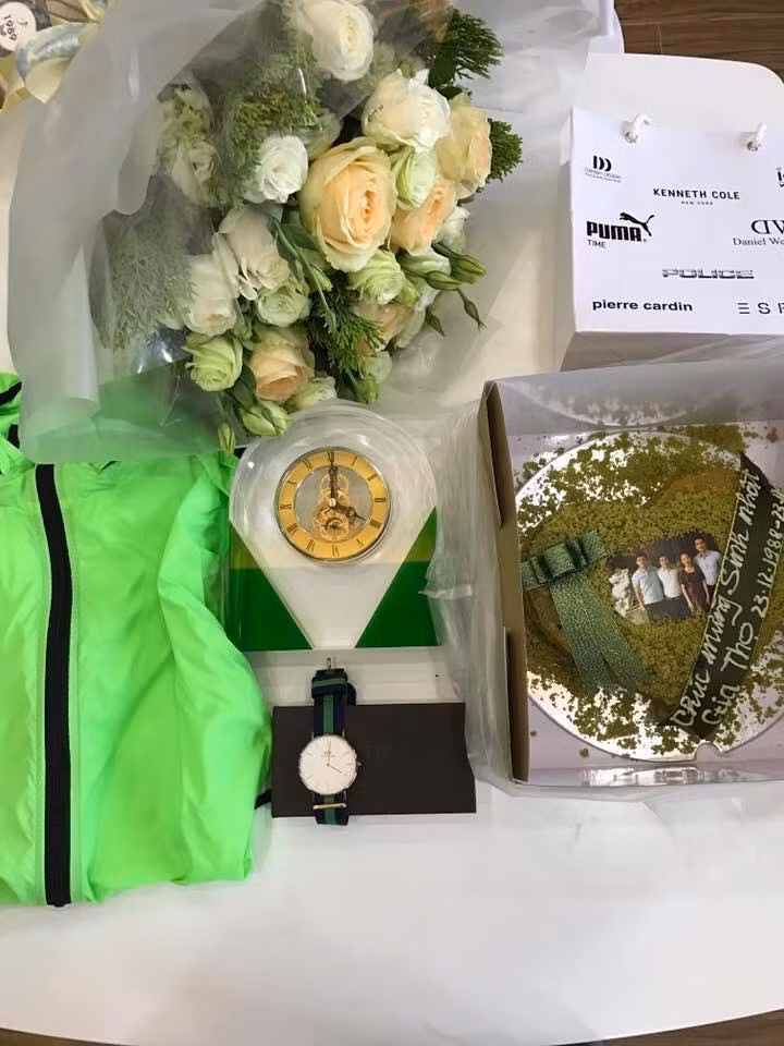 Đến bánh sinh nhật cũng phải phủ bột màu xanh mới chịu!