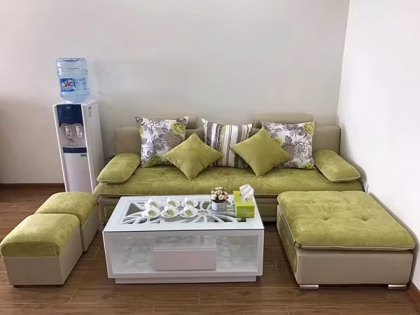 Và tất nhiên, với một người yêu thích màu xanh thì không bất ngờ khi nội thất trong nhà cũng phải xanh ngắt.