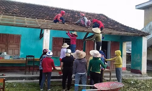 Cơn bão số 10 đã đi qua nhưng những ảnh hưởng của siêu bão này vẫn khiến cho cuộc sống của người dân các tỉnh Thanh Hóa, Nghệ An, Quảng Bình... bị xáo trộn, ảnh hưởng nặng nề. Nằm trong vùng tâm bão đi qua, các dãy phòng học tại Trường Tiểu học và THCS Quảng Phú (Quảng Bình) tốc mái hoàn toàn. Trong hoàn cảnh ấy, các thầy cô gác lại việc nhà đến trường khắc phục thiệt hại sau bão. Ảnh: FB Hoa Oải Hương.