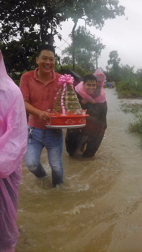 Hình ảnh chú rể cõng cô dâu lội nước ngập đã nhận được nhiều lời chúc phúc của dân mạng "Hạnh phúc nhé!", "Vượt qua cả bão lũ thì các bạn sẽ qua được tất cả giông tố cuộc đời!", "Nụ cười lạc quan, ngưỡng mộ cặp đôi lắm".