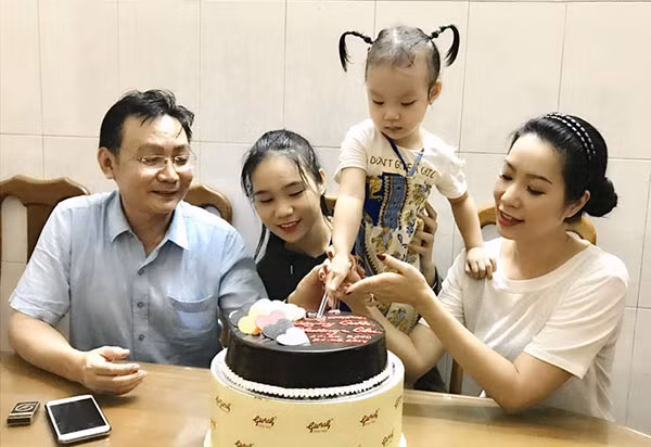 Hai con gái của Trịnh Kim Chi cách nhau hơn 10 tuổi.