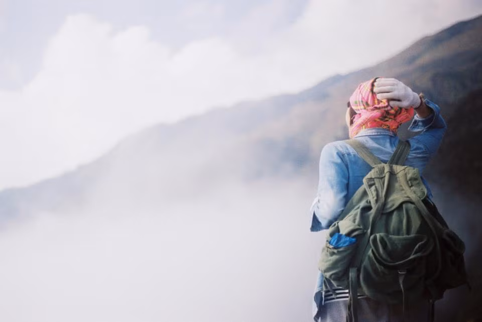 Mây trắng bay vờn ẩn hiện...