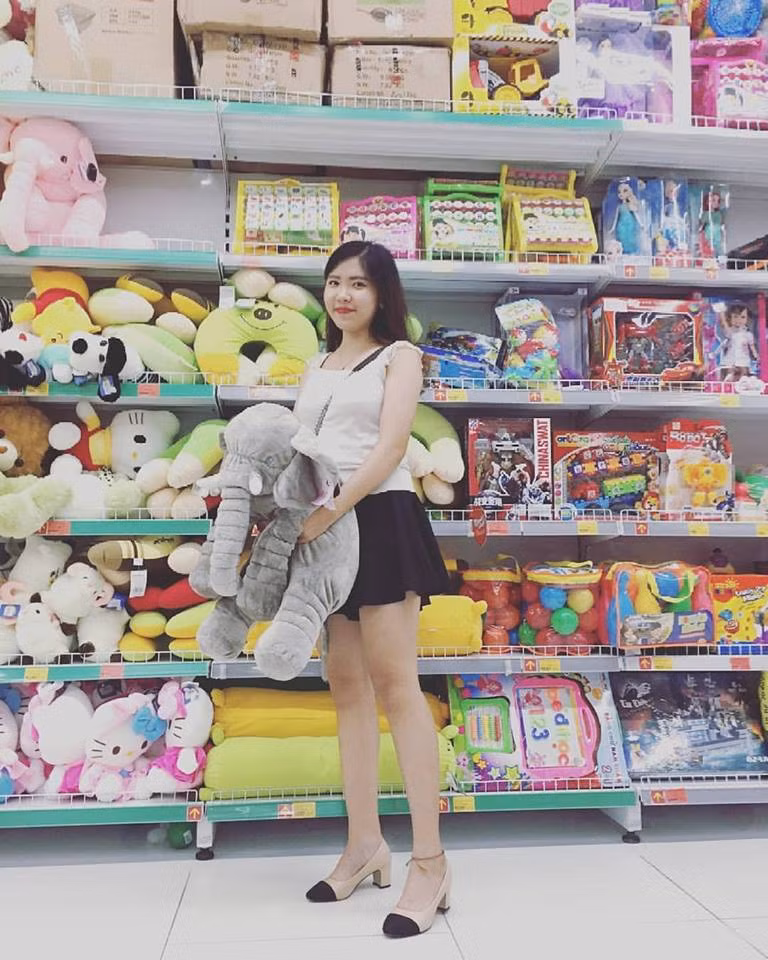 Da trắng, vóc dáng thanh mảnh cùng nụ cười duyên của Linh thu hút sự chú ý của mọi người.