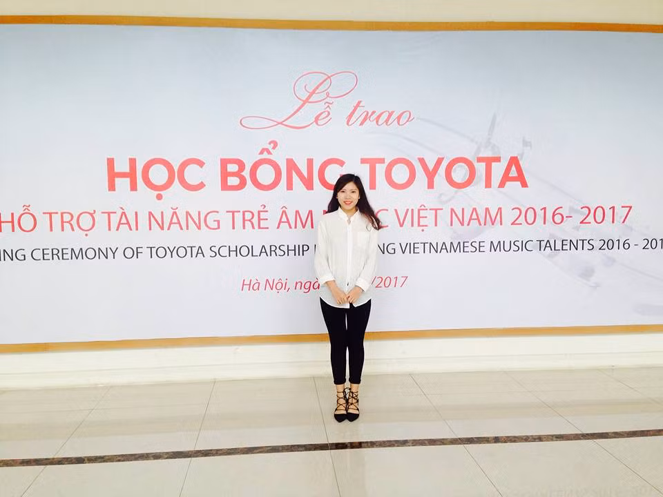 Khá khiêm tốn, Nhật Linh cho biết, cô biết chút chút hát và múa nữa. Nhật Linh cũng có vài thành tích về âm nhạc nhưng cô bạn không tiện chia sẻ nhiều.