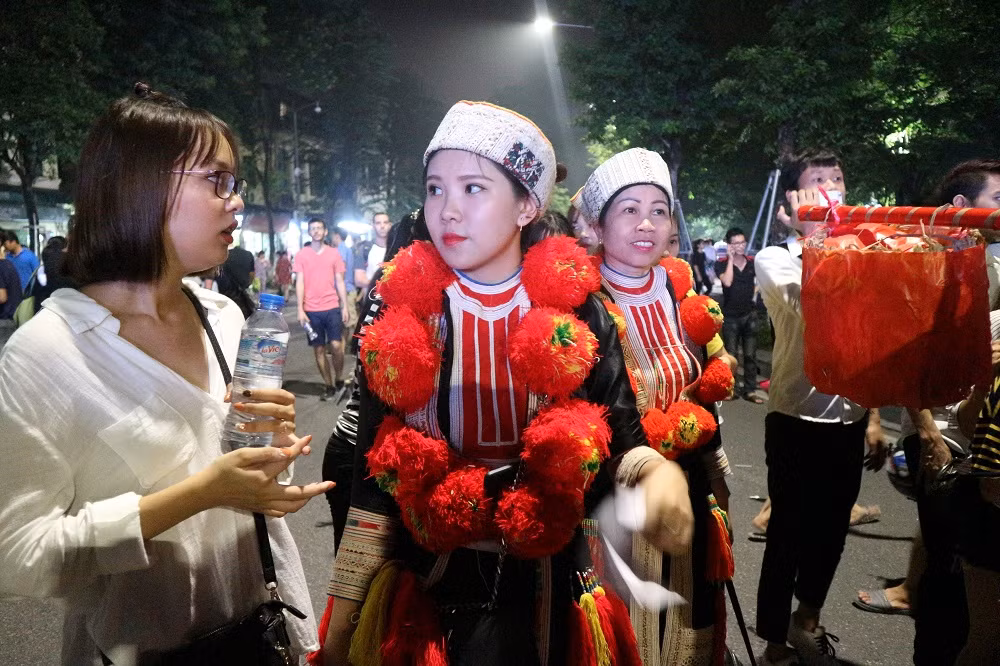 Cô bạn cực xinh trong trang phục người Dao đỏ đi đưa dâu nhanh chóng bị rất nhiều người bủa vây để xin chụp ảnh cùng. Trong đó, không ít chàng trai thủ đô muốn làm quen, xin số điện thoại của cô bạn này.