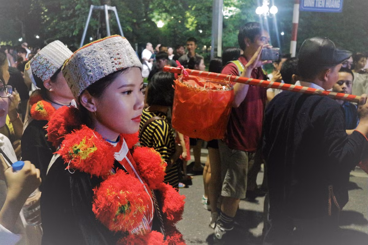 Với gương mặt thanh tú, đường nét hài hòa và bộ trang phục với sắc đỏ nổi bật, cô bạn thực sự cuốn hút ánh mắt của người đối diện.