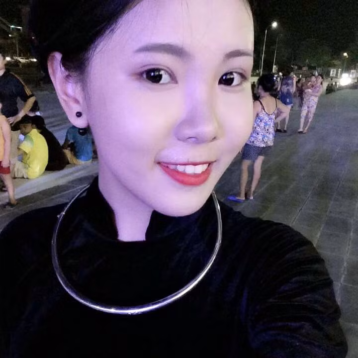 Dù trong trang phục nào, cô bạn cũng rất hợp, toát lên vẻ dịu dàng, thanh thoát. Không ít người đặt vui cho cô nàng biệt danh hot girl dân tộc, hot girl thành Tuyên...