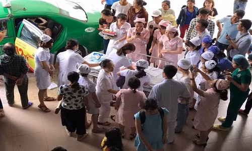 Hy huu chong do de cho vo ngay tren taxi