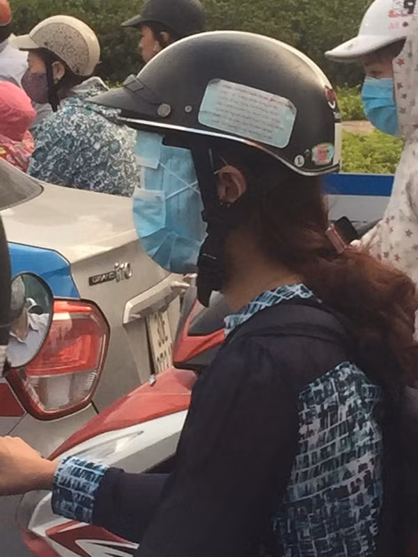 Trong bức hình, cô gái dùng khẩu trang che kín mặt, chỉ hở mỗi đôi mắt. Việc che chắn kỹ càng này của cô khiến dân mạng được phen cười bò. Không ít bình luận cho rằng đây là một ý tưởng chống nắng sáng tạo.