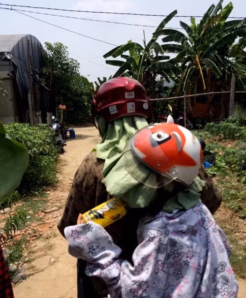 Bất kỳ thứ gì có thể che chắn là sử dụng ngay, dù đó là lá sen...