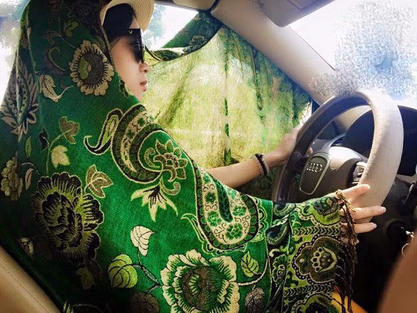 Thậm chí, đi ô tô cũng phải chống nắng bá đạo.