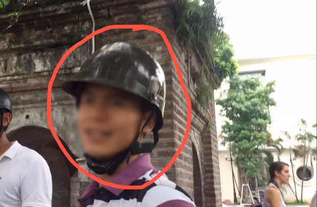 Theo chia sẻ của anh Quân, trong lúc anh và bà Nậm tìm cách ngăn cản hai cô gái lừa đảo thì đã có "đồng bọn" của nhóm này đến tìm cách giải cứu.