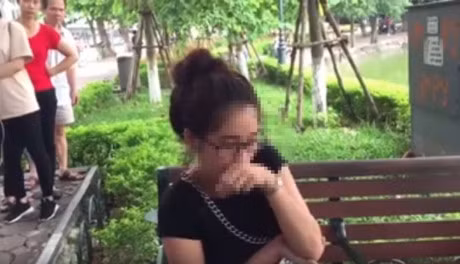 Khi bị bắt, hai "hot girl bán tăm" không ngừng xin xỏ nhưng anh Quân và bà Nậm vẫn kiên quyết giao cả hai cho lực lượng chức năng.