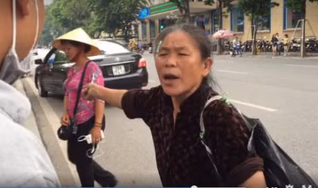 Bà Nậm đã tìm cách gọi cho lực lượng công an.