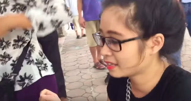 Nhiều ý kiến cho rằng, hành vi của hai cô gái này đã làm ảnh hưởng xấu đến hình ảnh của người dân Thủ đô trong mắt du khách, đồng thời khiến nạn "tăm tặc" càng thêm nhức nhối.