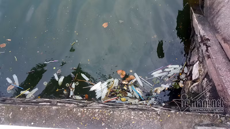 Đến đầu giờ chiều bao cao su đã trôi tản ra giữa hồ, ven hồ vẫn còn sót lại.