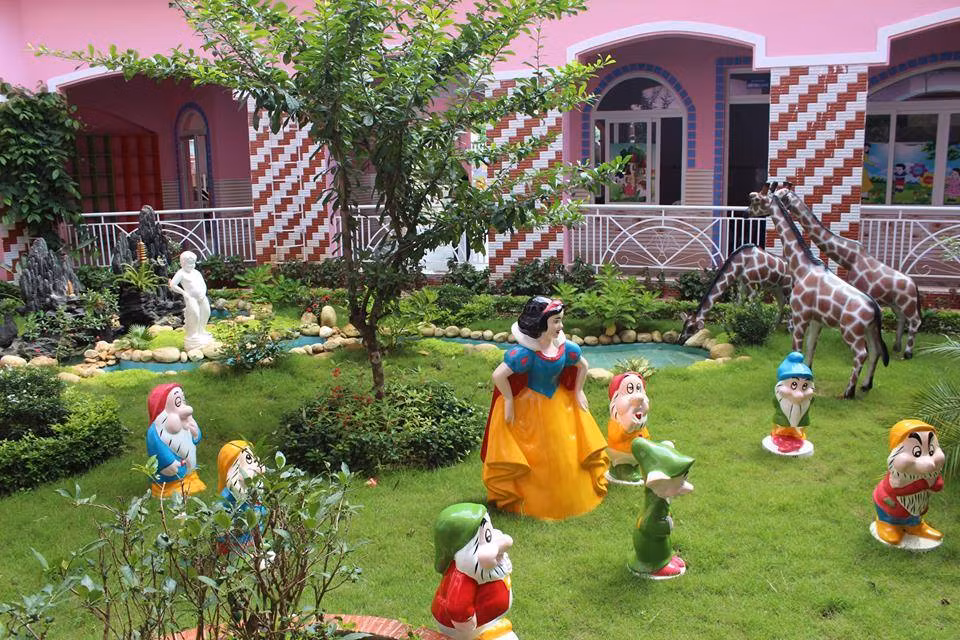 Một góc khuôn viên trong ngôi trường mầm non màu hồng ở Buôn Ma Thuột. Ảnh: FB Mầm non tư thục Hello Kitty