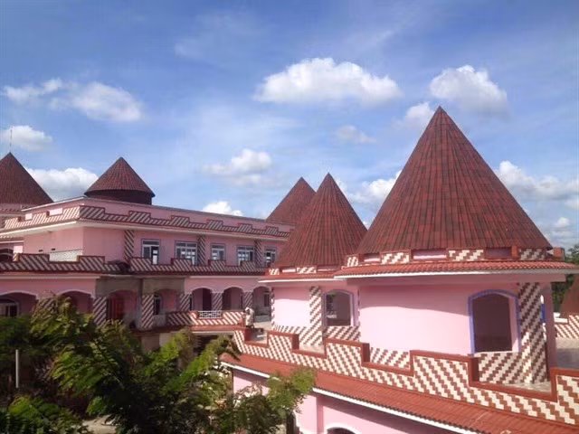 Truong mam non nhuom hong Hello kitty toan tap gay xon xao