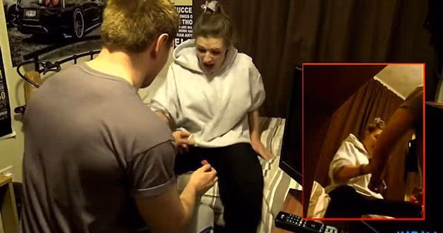 Sau khi làm đầy đủ các thủ tục từ "trình bày lý do" đến quỳ gối trước mặt người yêu... chàng trai bắt đầu mở chiếc hộp nhẫn và hé lộ chú nhện bên trong. Nhìn thấy sinh vật trước mặt, cô gái lập tức nhảy khỏi giường và hét lên kinh hoàng: "Em ghét anh, em sẽ về nhà!". Ảnh: Dailymail.