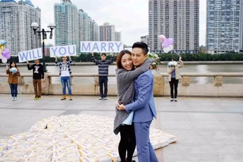 Khi Feng biết Lin có thai, Feng đã mua 4.500 chiếc tã, xếp trong 50 chiếc hộp và đặt chúng thành hình trái tim, sau đó cầu hôn bạn gái. Một trái tim bằng tã lót đã thu hút đông đảo người đi đường khiến màn cầu hôn của Feng trở thành độc nhất vô nhị trong vô số màn "tỏ tình lần 2" ở Trung Quốc. Ảnh: SH