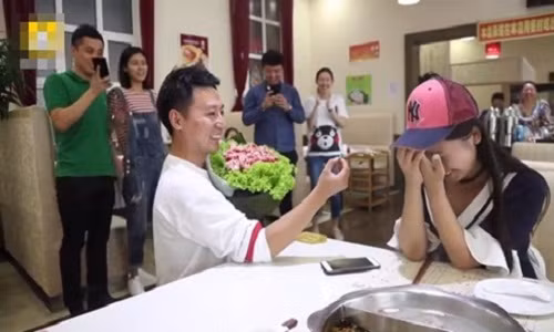 Thay vì tìm đường đến trái tim của bạn gái bằng nhẫn kim cương, hoa hồng đỏ lãng mạn, nhiều bạn trẻ có cách cầu hôn khiến người khác phải "câm nín". Đó là câu chuyện của chàng trai Mu Siyao (ở Cát Lâm, Trung Quốc). Biết sở thích của người yêu là món thịt bò nên anh chàng đã thiết kế một bó hoa "đẳng cấp" bằng thịt bò, thịt được xếp khéo léo trên những lá rau diếp xanh mướt. Ảnh: Shanghaiist