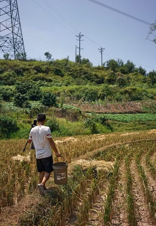 Anh chàng cho rằng, những nội dung livestream sẽ thu hút sự tò mò của nhiều người. Công việc tưởng chừng mất thời gian và ngớ ngẩn này đã giúp Ngân không chỉ kiếm tiền mà còn sở hữu 86.000 người hâm mộ. Đa phần người hâm mộ đều thấy thích ý tưởng độc đáo của anh chàng. Ảnh: Sina.