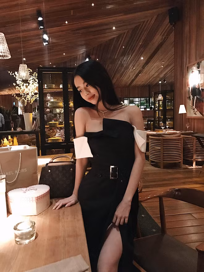 Hiện Đan Thư và chồng "soái ca" đã có một cô con gái nhỏ. Cặp đôi về chung chung một nhà được hơn 1 năm. Ảnh: FBNV