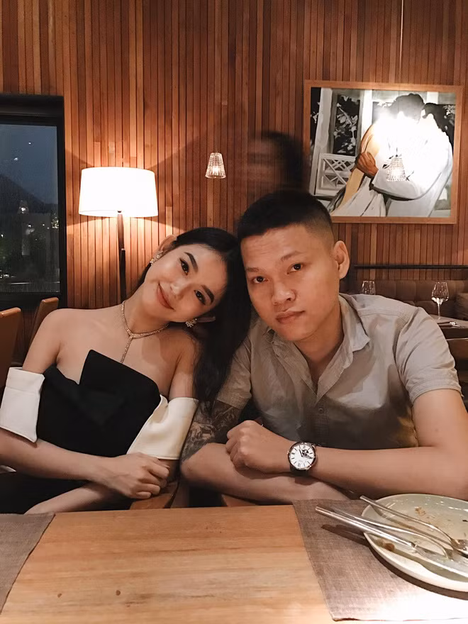 Theo chia sẻ của nhân vật nữ chính, vì cô là người "mê tiền" nên ông xã tâm lý đã dành tặng món quà độc đáo như vậy. "Em bằng lòng với cuộc sống hiện tại rồi, em cũng không cần anh ôm hết công việc vào mình để lo lắng cho hai mẹ con, em chỉ cần anh và con luôn yêu thương em. Đối với em, hiện tại đã quá trọn vẹn rồi' - là những dòng tâm sự mà cô vợ trẻ gửi tới ông xã của mình.