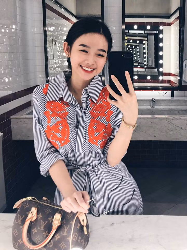 Đôi mắt cười và nụ cười tươi tắn giúp Đan Thư dễ dàng lấy được thiện cảm của người đối diện.