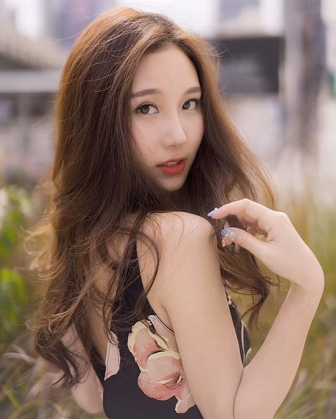 Có cư dân mạng còn cho rằng, chưa cần nhìn thấy mặt, chỉ nghe giọng nói, tiếng hát của May Sitapa, rất nhiều người cũng sẽ bị "đốn gục".