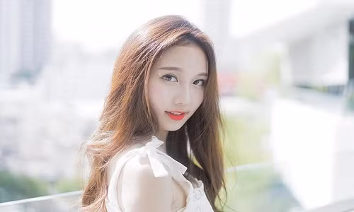 Ngay từ khi đi học, May đã nhận được rất nhiều sự chú ý lớn của các nam sinh trong và ngoài trường.