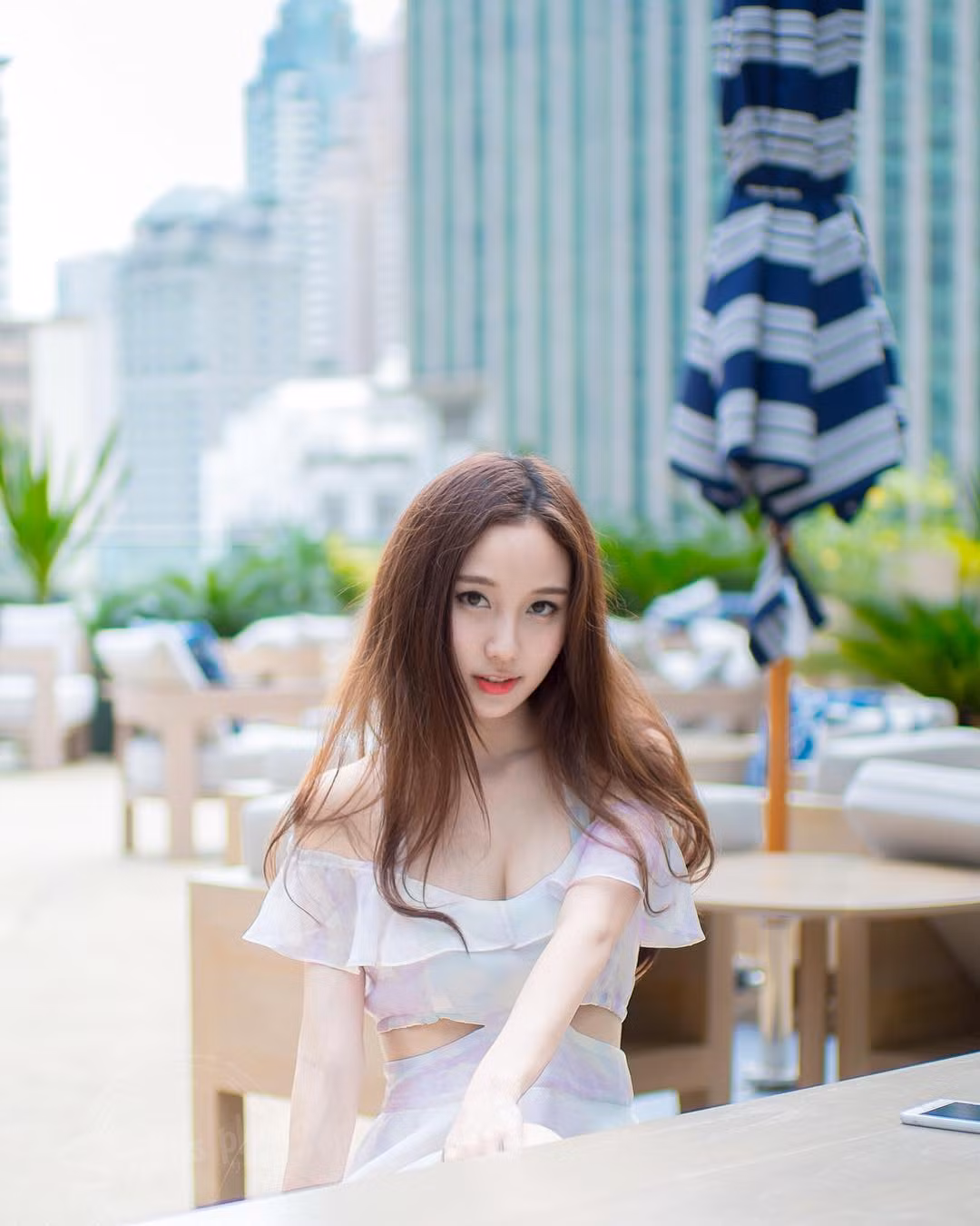 Cũng nhờ nhan sắc hơn người, hot girl người Thái nhận được một số lời mời làm mẫu ảnh cho các nhãn hàng thời trang.