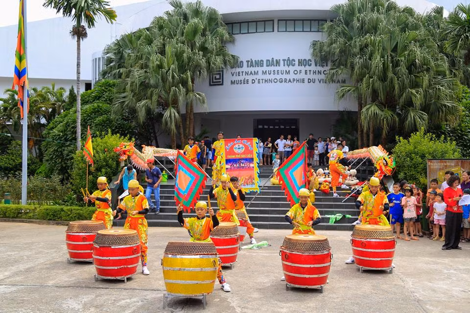 Không khí trung thu đến khá sớm tại bảo tàng Dân tộc học (Hà Nội) qua lễ hội "Sắc màu văn hóa Đồng Tháp" bắt đầu từ ngày 30/9. Những nghệ nhân dân gian đến từ đồng bằng sông Cửu Long” sẽ giới thiệu văn hóa dân gian đặc trưng qua những điệu hò, nghề dệt. Bạn có thể tham gia các hoạt động như trải nghiệm làm Cốm làng Vòng, làm bánh Trung thu, chơi trò chơi dân gian... Ảnh: Ybox