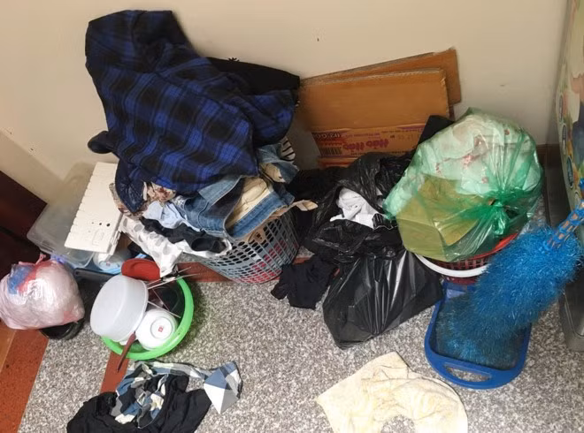 Rác chất đống bốc mùi mà không ai đổ vì những người cùng phòng tị nạnh nhau. Thiết nghĩ, phòng ký túc xá là nơi sinh hoạt chung, nếu không có ý thức giữ gìn vệ sinh thì những cảnh tượng kinh hoàng này sẽ còn tiếp diễn, gây bức xúc cho người khác.