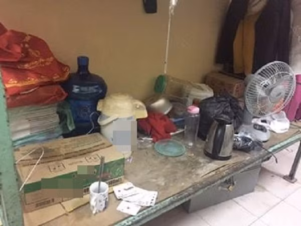 Không riêng gì cô bạn H.T nhiều lần, dân mạng trong nước cũng được phen hoảng hồn khi thấy cảnh tượng bẩn thỉu, nhếch nhác của phòng ở sinh viên được chia sẻ lên các diễn đàn, trang mạng xã hội. Ảnh: NEU Confession.