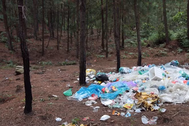 .... Xả rác tại bất kỳ nơi nào đặt chân đến, là những gì xấu xí nhất của một bộ phận dân du lịch bụi.