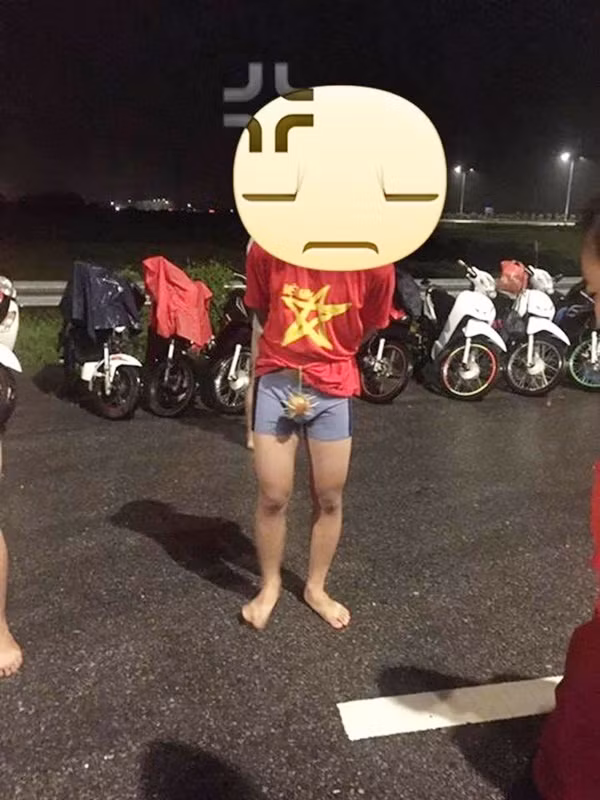 Rất nhiều người cho rằng, những bạn trẻ này đã làm hỏng hình ảnh của những người mê du lịch bụi, du lịch phượt. Tuy khoác trên mình chiếc áo đỏ, sao vàng nhưng lại có những hành động đáng chỉ trích, lên án.