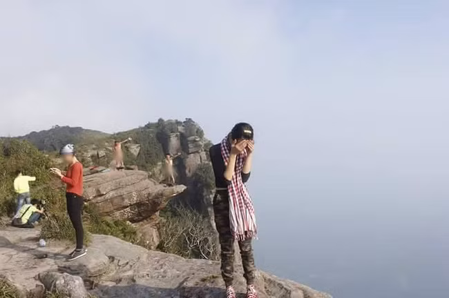 Việc diễn "lố" và có hành xử chưa đúng, thiếu tôn trọng người khác đang là ấn tượng mà hai thanh niên này gây dựng trong mắt người khác. Ảnh: Huỳnh Hữu Khoa.