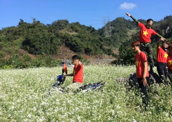 Dẵm nát hoa, lao xe máy cả vào vườn hoa...