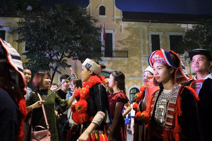 Sắc đỏ ngập phố đi bộ...