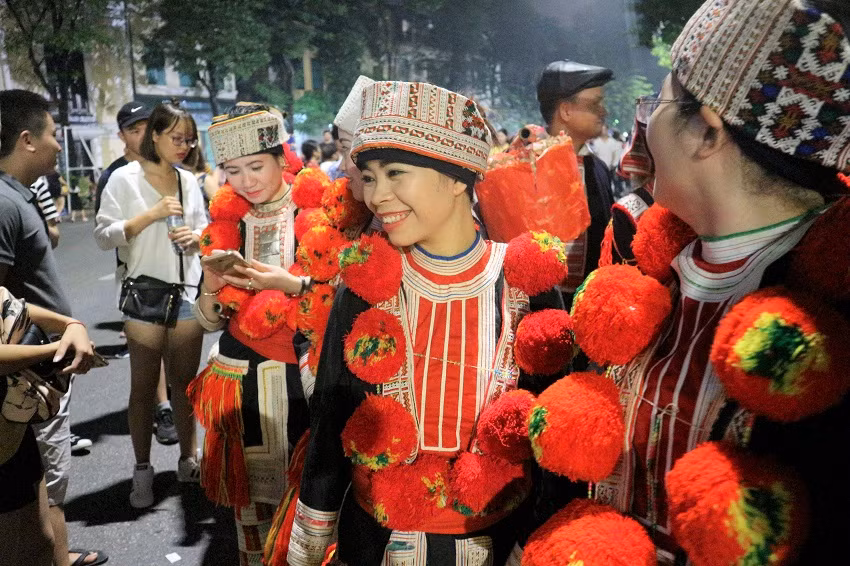 Mũ áo của các cô gái Dao đỏ là một tác phẩm độc đáo của sắc màu, nó thể hiện sự tinh xảo trong từng đường thêu hoa văn thổ cẩm truyền thống.