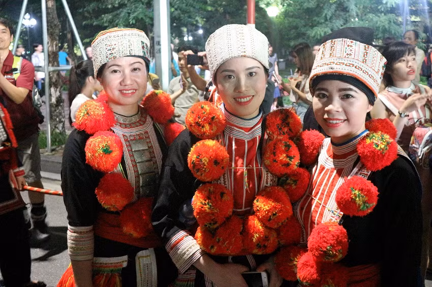 Nụ cười tươi tắn của những bông hoa núi rừng khiến ai cũng phải ngước nhìn.