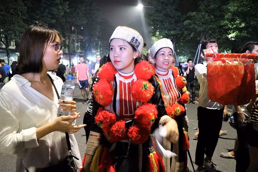 Không chỉ vậy, đám rước dâu còn có một dàn phù dâu cực xinh đẹp, hút hồn bao người.