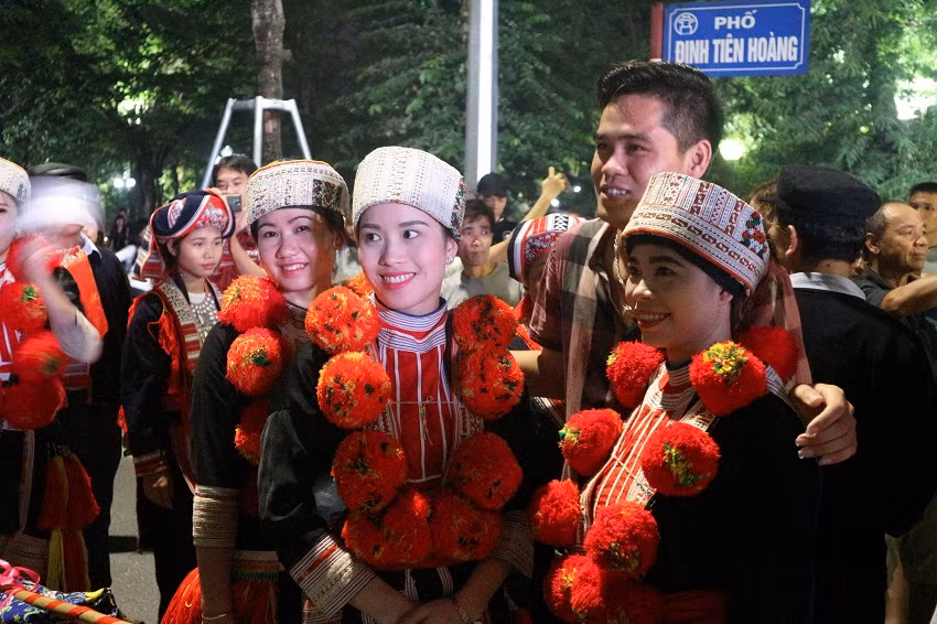 Các chàng trai thủ đô bị các cô dâu dân tộc Dao "hớp hồn".