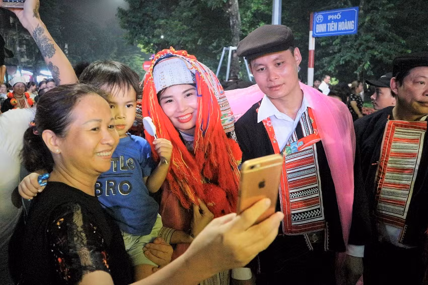 Nổi bật nhất trong đám cưới của người Dao đỏ là trang phục của c ô dâu người Dao với chiếc khăn đỏ lớn chùm đầu, bên trên chiếc mũ đỏ màu cờ, đính nhiều nụ hoa tết từ len đỏ, cài xen những lắc nhạc đồng. Sự xinh đẹp của cô dâu người Dao khiến nhiều người dân Thủ đô yêu mến, muốn chụp hình lưu niệm cùng.