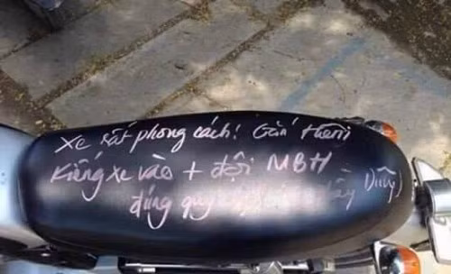 Hình ảnh thú vị về những chiếc yên xe được thầy Dũng (giáo viên trường THPT Châu Thành 2, Đồng Tháp) viết lên những lời nhắc nhở học sinh về việc gắn kính chiếu hậu xe máy được chia sẻ trên mạng xã hội đã gây "bão" mạng trong ngày gần đây. Ảnh: FB.