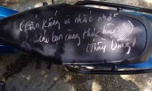 Thay vì bắt ép, quát nạt học trò, thầy Dũng đã dùng cách "chấn chỉnh" học trò độc đáo và vô cùng hiệu quả. Dưới mỗi lời nhắc, thầy không quên ký tên một cách hài hước "thầy Dũng", "Mr. Dũng".