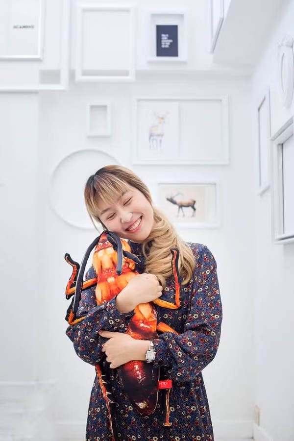 Đây không phải lần đầu giới trẻ "cuồng" những loại gối ôm quái dị. Trước đó, gối ôm hình con gián Peter cũng được săn lùng.