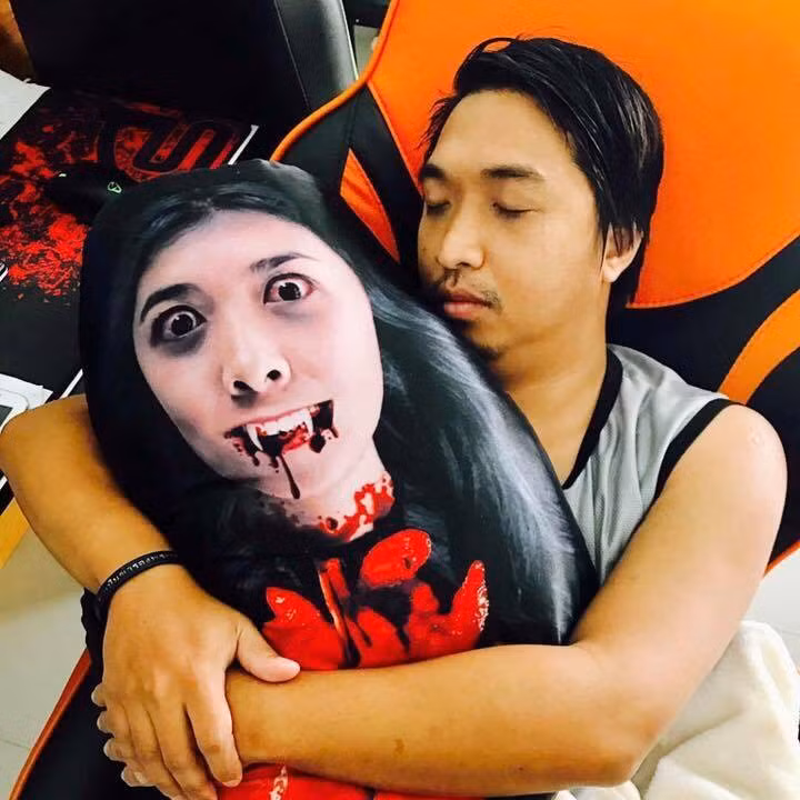 Bên cạnh gối ôm pocong thì trang mạng này cũng bán nhiều loại gối khá đáng sợ. Điều lạ là, rất đông người trẻ thích thú đặt mua chúng.