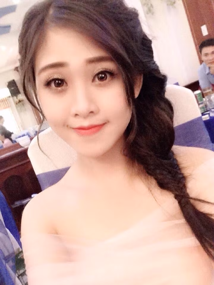 Không thể rời mắt khỏi gương mặt với nụ cười duyên dáng của cô giáo trẻ trong tương lai.